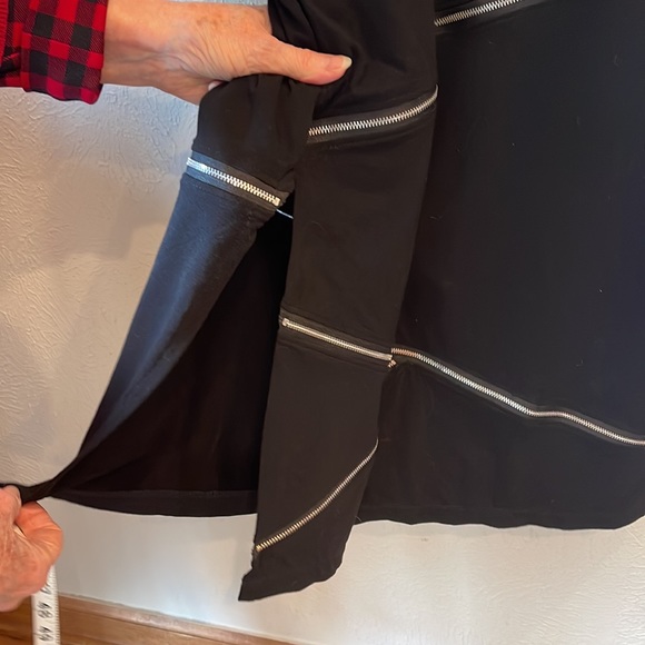 Rock ‘N Karma XL black ZigZag skirt. Stretch waist. Slits on both sides. Zippers - Picture 4 of 11
